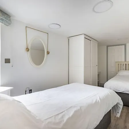 Stunning Cosy In Old Town Sleeps 4 Holiday home Padstow